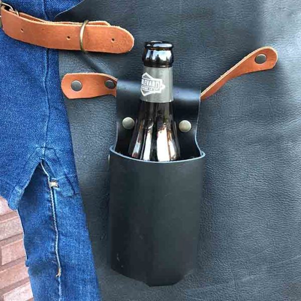 Flaschenholster von McBrikett schwarz mit Bier