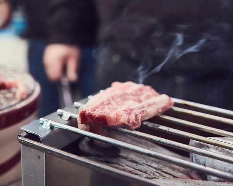 Kobe-Steak auf deinem Tischgrill mit Binchotan Holzkohle zubereiten